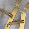 Klamka Knobbio Szyld podłużny i pojedyncze MS Brassini Uni-Metal.png