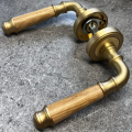 Klamka Hampton + Jasny Dąb Brassini Uni-Metal Mosiądz szczotkowany.png