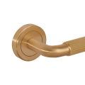Klamka Modern z ryflą Brassini Uni Metal Mosiądz szczotkowany złota klamka perełka ZOOM.png